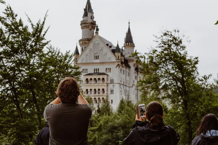 a statue of a man and a woman standing in front of a building