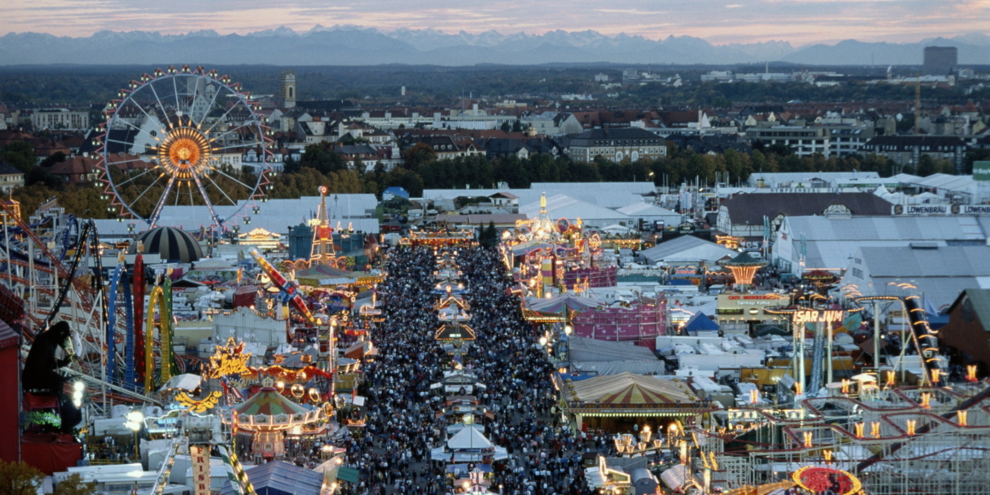 822479-002 Germany, Bavaria, Munich, Oktoberfest, funfair at dusk